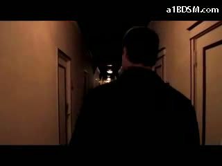 Meitene getting ar aizsietām acīm bondaged uz doggy pie nakts kamēr guļošas uz the viesnīca istaba