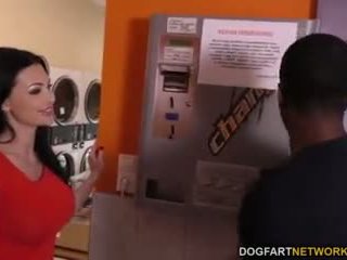 Aletta ocean does dubur dalam yang laundromat