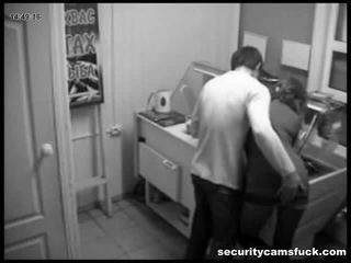 Καυλωμένος/η μωρό getting που πιάστηκε γαμήσι στο εργασία με ένα μπανιστηριτζής cam_1